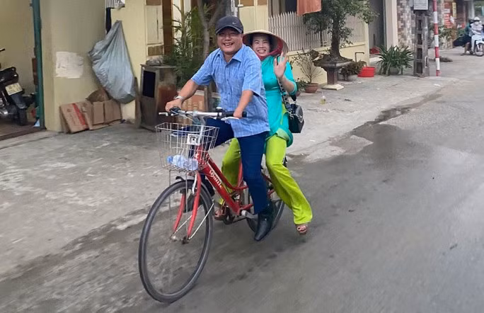 Vợ chồng thầy Hương tới trường trên chiếc xe đạp.