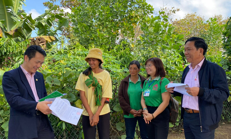 Ông Hoàng Minh Tế (bên trái) Phó Tổng Giám đốc NHCSXH Việt Nam kiểm tra tình hình thực tế tại hộ vay. Ảnh: S.C
