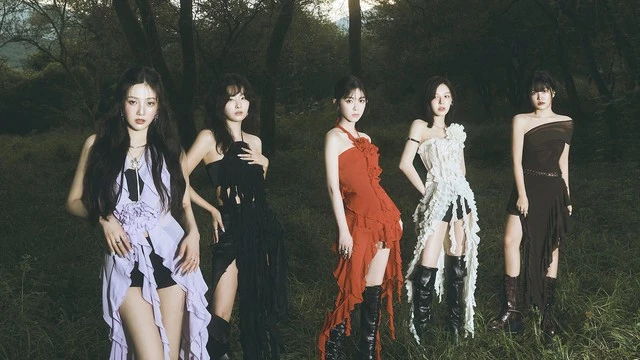 Red Velvet chính thức trở lại với full album Chill Kill và MV ca khúc chủ đề cùng tên. Trong quá trình quảng bá sản phẩm âm nhạc mới này, các thành viên của nhóm cũng gây ấn tượng với nhan sắc rạng rỡ, không tì vết. Riêng Seulgi (thứ hai từ trái sang) nổi bật hơn nhờ sắc vóc gọn gàng, quyến rũ. Ảnh: INSTAGRAM NV