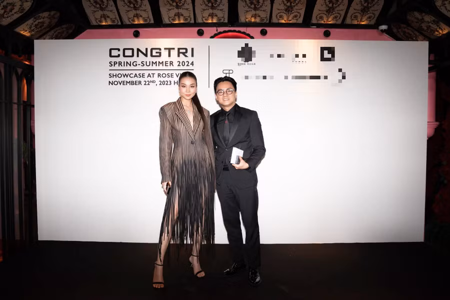 Chồng nhạc trưởng xuất hiện cùng siêu mẫu Thanh Hằng tại sự kiện thời trang của nhà thiết kế Công Trí. Được biết sao phim Mỹ nhân kế vừa tổ chức lễ cưới hồi tháng 10.2023. Ảnh: BTC