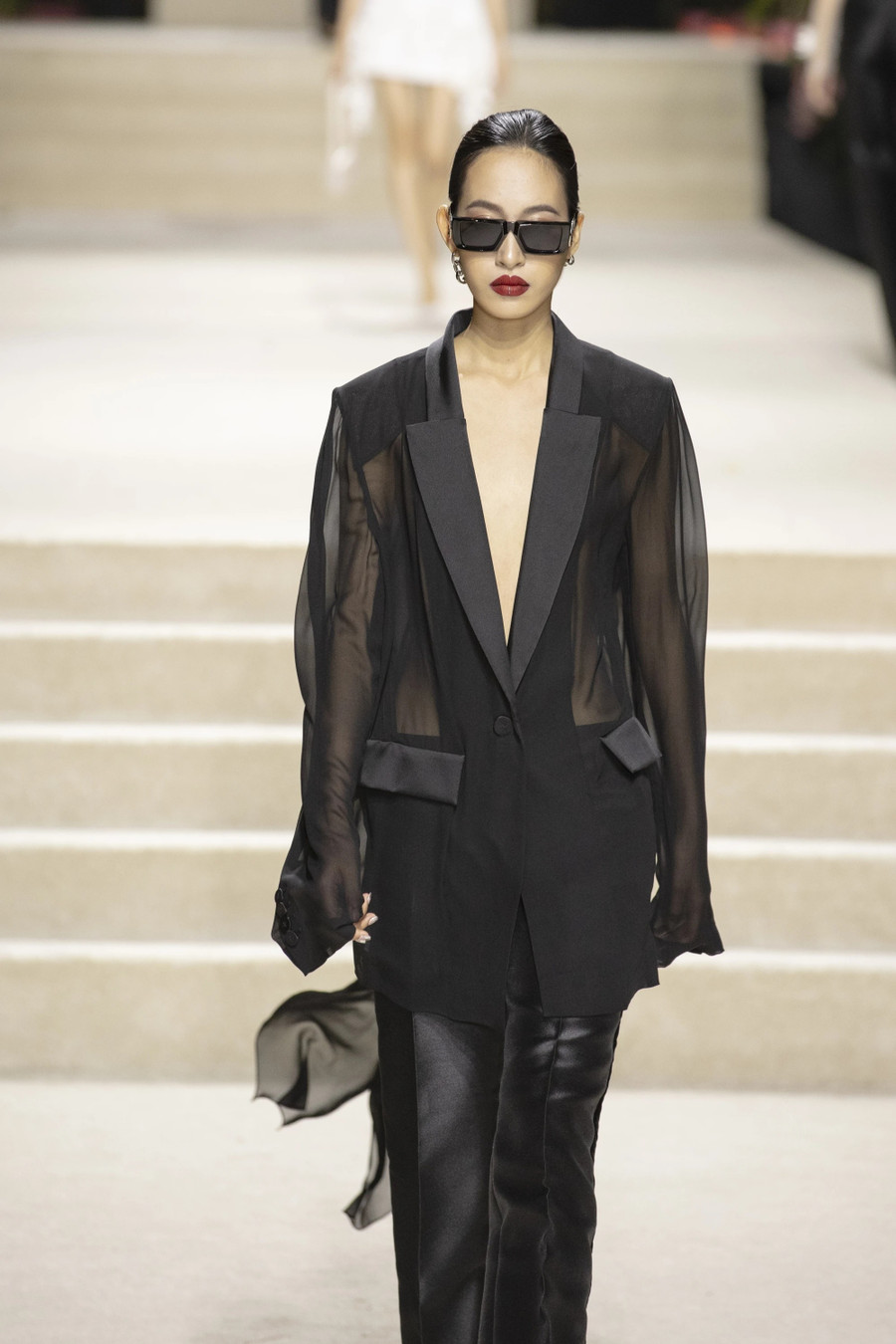 Ở phần thứ hai, Công Trí dẫn dắt khán giả đến nút giao đặc biệt giữa bản chất nam tính và nữ tính hội tụ và cùng tồn tại trong các bộ suit cá tính. Ảnh: BTC Ở phần thứ hai, Công Trí dẫn dắt khán giả đến nút giao đặc biệt giữa bản chất nam tính và nữ tính hội tụ và cùng tồn tại trong các bộ suit cá tính. Ảnh: BTC