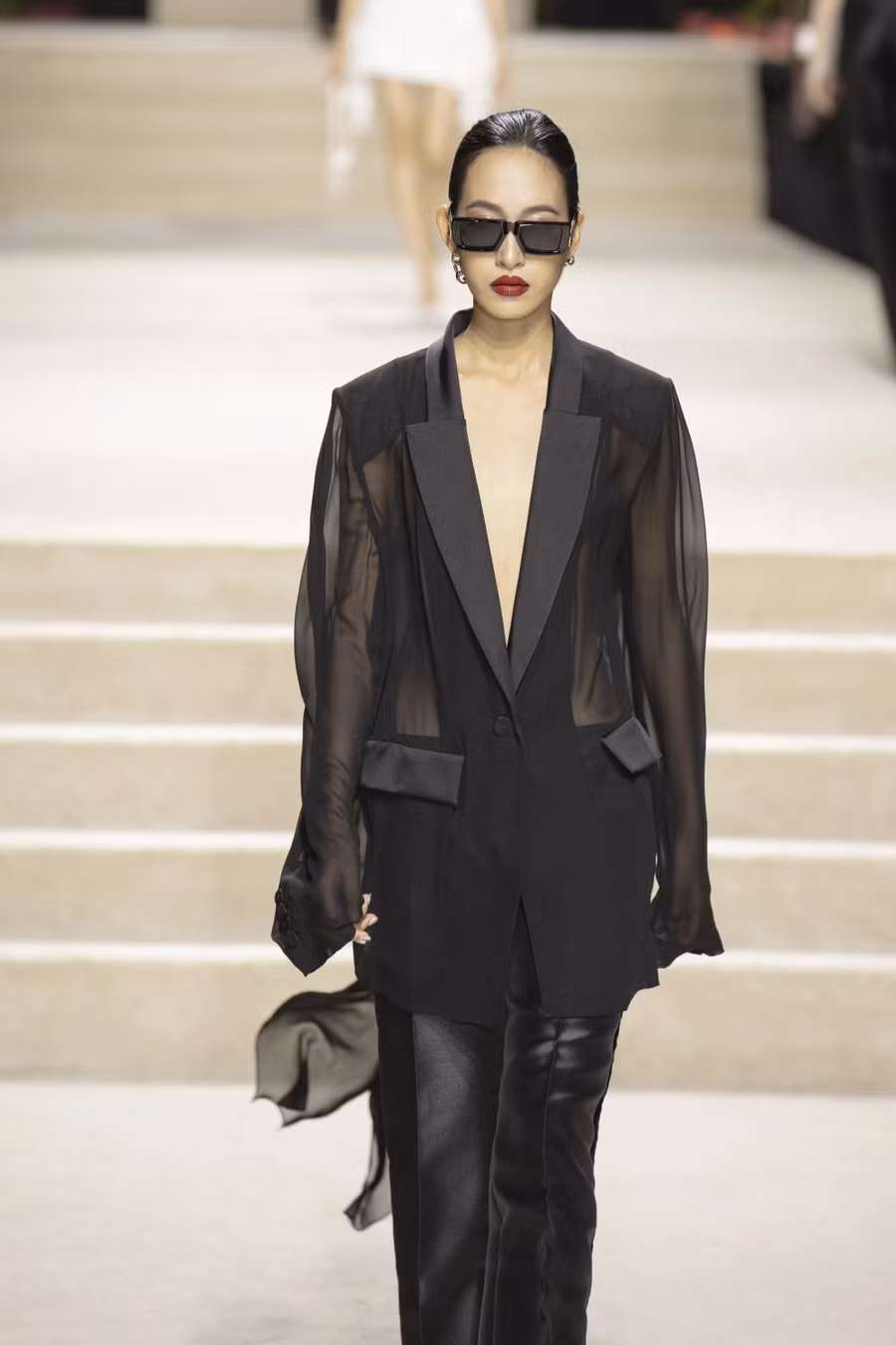 Ở phần thứ hai, Công Trí dẫn dắt khán giả đến nút giao đặc biệt giữa bản chất nam tính và nữ tính hội tụ và cùng tồn tại trong các bộ suit cá tính. Ảnh: BTC