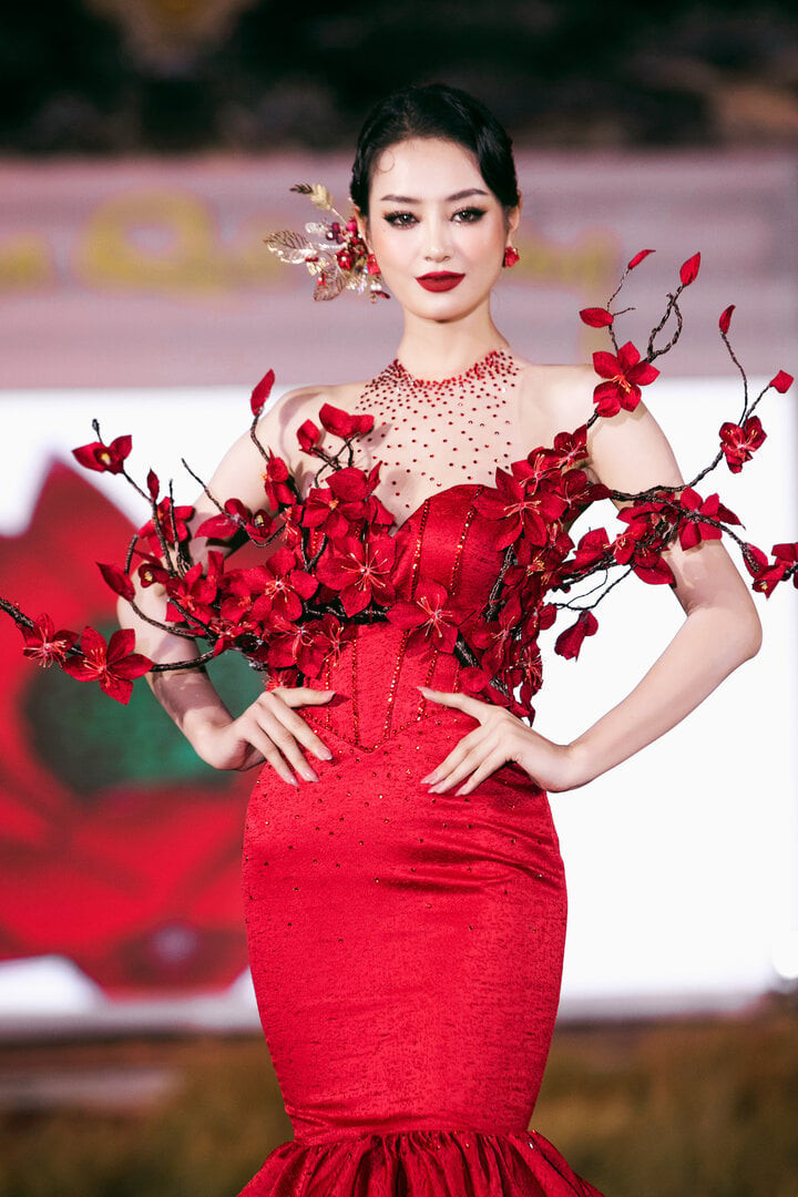 Siêu mẫu Võ Hoàng Yến, Hoa hậu Tiểu Vy lộng lẫy trên sàn diễn thời trang ảnh 7 Siêu mẫu Võ Hoàng Yến, Hoa hậu Tiểu Vy lộng lẫy trên sàn diễn thời trang ảnh 7