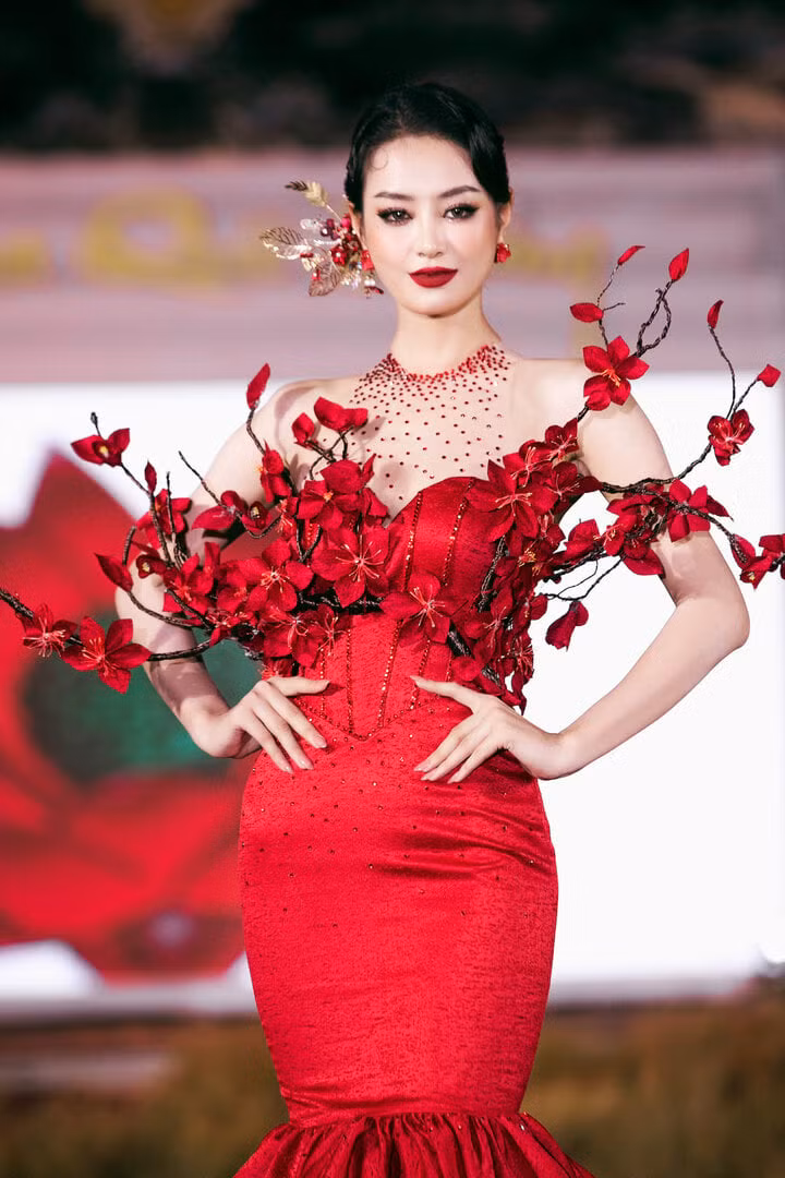 Siêu mẫu Võ Hoàng Yến, Hoa hậu Tiểu Vy lộng lẫy trên sàn diễn thời trang ảnh 7