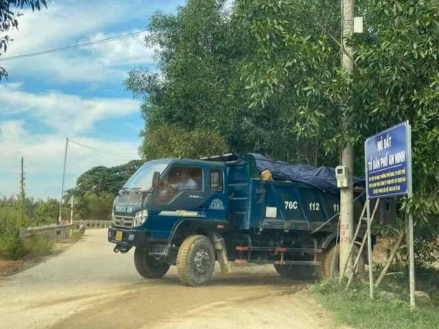 Xe tải chở đất ra vào mỏ đất ở tổ dân phố An Ninh, P.Phổ Ninh, TX.Đức Phổ. Ảnh: Phạm Anh