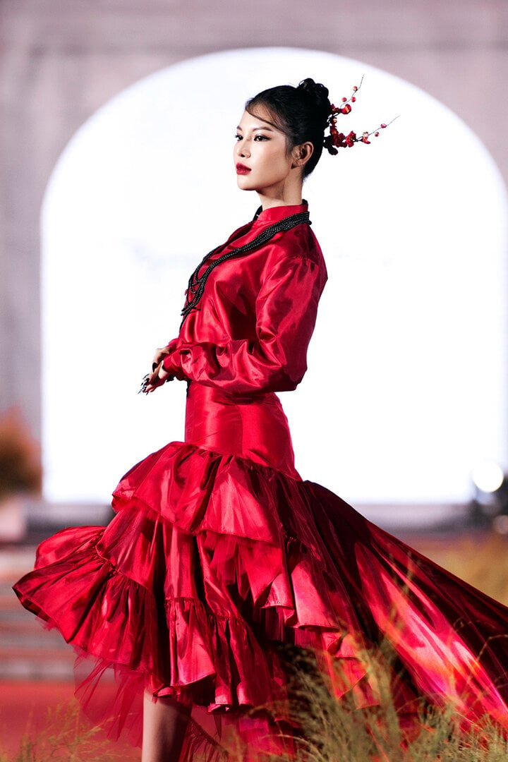 Ở từng thiết kế của BST "Mộng đào nguyên", những câu chuyện về nghệ thuật dân gian ca trù cùng nét đẹp lộng lẫy của đóa hoa anh đào và vẻ đẹp của nàng đào nương được thể hiện đầy sống động qua từng đường kim mũi chỉ. Ở từng thiết kế của BST "Mộng đào nguyên", những câu chuyện về nghệ thuật dân gian ca trù cùng nét đẹp lộng lẫy của đóa hoa anh đào và vẻ đẹp của nàng đào nương được thể hiện đầy sống động qua từng đường kim mũi chỉ.