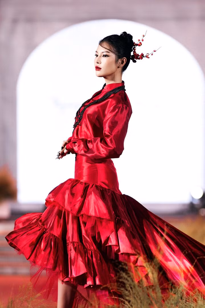 Ở từng thiết kế của BST "Mộng đào nguyên", những câu chuyện về nghệ thuật dân gian ca trù cùng nét đẹp lộng lẫy của đóa hoa anh đào và vẻ đẹp của nàng đào nương được thể hiện đầy sống động qua từng đường kim mũi chỉ.