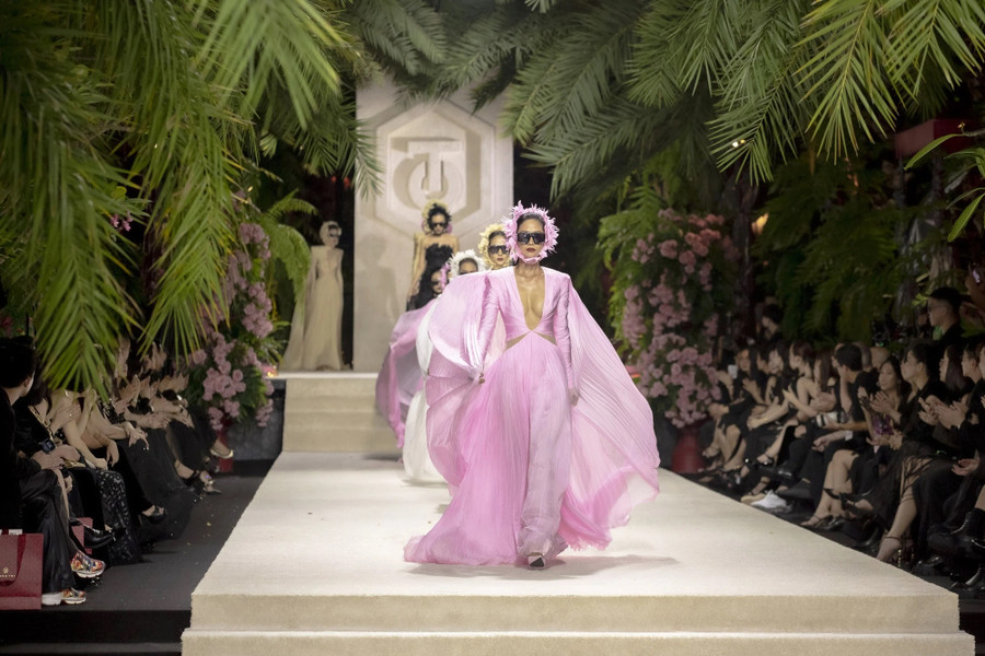 H'Hen Niê được giao vai trò vedette cho show diễn. Cô diện thiết kế cắt xẻ sâu, tông hồng tôn lên làn da nâu khỏe khoắn. Với kinh nghiệm trình diễn, Hoa hậu Hoàn vũ Việt Nam 2017 tự tin sải bước, tạo nên cái kết đẹp cho show diễn tâm huyết của Công Trí. Ảnh: BTC H'Hen Niê được giao vai trò vedette cho show diễn. Cô diện thiết kế cắt xẻ sâu, tông hồng tôn lên làn da nâu khỏe khoắn. Với kinh nghiệm trình diễn, Hoa hậu Hoàn vũ Việt Nam 2017 tự tin sải bước, tạo nên cái kết đẹp cho show diễn tâm huyết của Công Trí. Ảnh: BTC