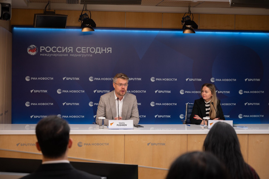 Giám đốc bộ phận hợp tác quốc tế của Sputnik - ông Vasily Pushkov (trái) trong cuộc trao đổi với các phóng viên trẻ. Ảnh: Sputnik