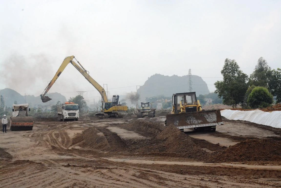 Tiến độ thi công Dự án Cao tốc Bắc-Nam giai đoạn 2021-2025 chậm hơn so với kế hoạch do vướng mắc về nguồn vật liệu xây dựng. Ảnh: Việt Hùng/Vietnam+ Tiến độ thi công Dự án Cao tốc Bắc-Nam giai đoạn 2021-2025 chậm hơn so với kế hoạch do vướng mắc về nguồn vật liệu xây dựng. Ảnh: Việt Hùng/Vietnam+