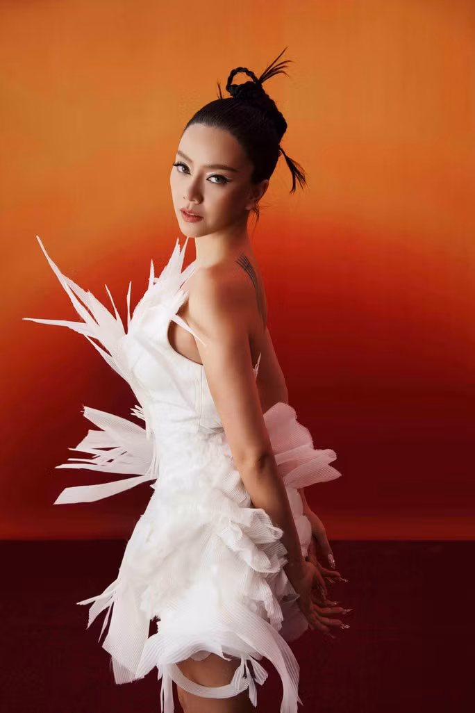 Cô được đánh giá cao khi vào vai phản diện trong Đất rừng phương Nam