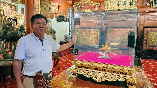 Ông Nguyễn Thế Hồng bên chiếc ấn mới trở về. Ảnh: TRINH NGUYỄN Ông Nguyễn Thế Hồng bên chiếc ấn mới trở về. Ảnh: TRINH NGUYỄN