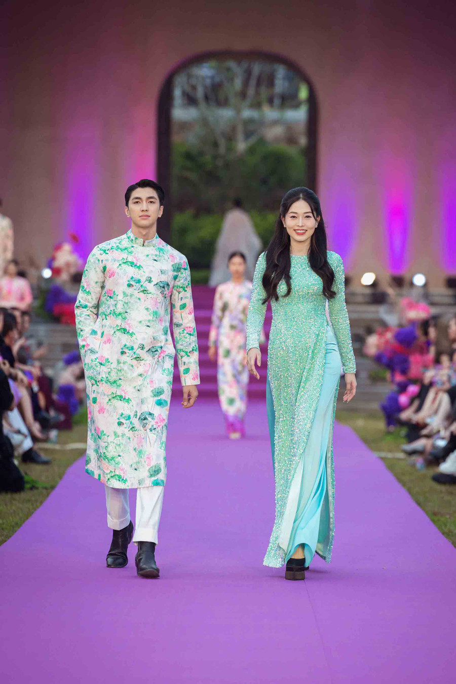 Vợ chồng Á hậu Phương Nga và Bình An tiếp tục song hành với nhau trên sàn diễn thời trang. Ảnh: BTC Vợ chồng Á hậu Phương Nga và Bình An tiếp tục song hành với nhau trên sàn diễn thời trang. Ảnh: BTC