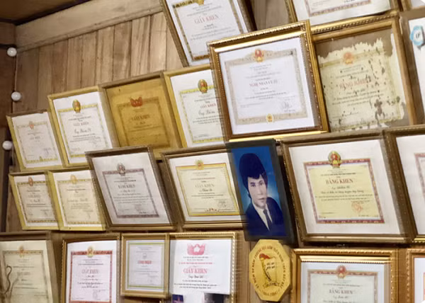 Căn nhà gỗ của già Bríu Pố treo nhiều bằng khen, giấy khen của Trung ương, địa phương tặng.