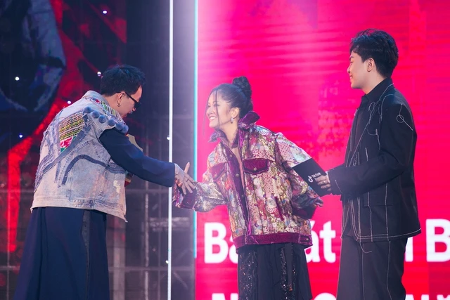 Hồng Nhung và Hứa Kim Tuyền trao giải cho Double2T. Ảnh: BTC Hồng Nhung và Hứa Kim Tuyền trao giải cho Double2T. Ảnh: BTC