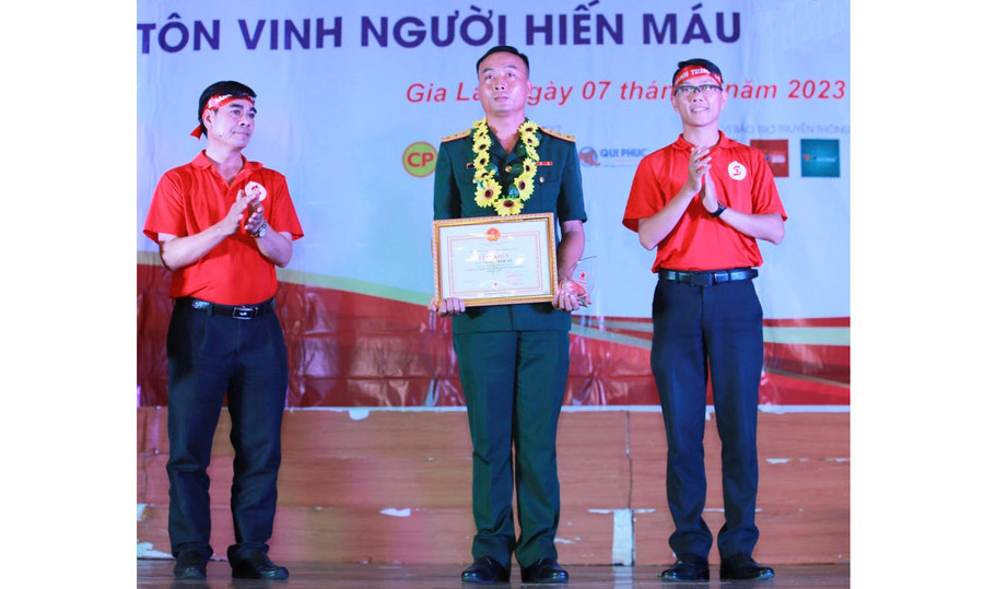 Thượng úy Trần Minh Vũ nhận giấy khen của Ban Chỉ đạo vận động hiến máu tình nguyện tỉnh. Ảnh: M.N Thượng úy Trần Minh Vũ nhận giấy khen của Ban Chỉ đạo vận động hiến máu tình nguyện tỉnh. Ảnh: M.N