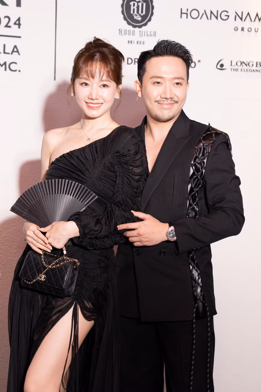 Hari Won diện váy trễ vai, gợi cảm bên Trấn Thành. Hôn nhân của diễn viên phim Bố Già khiến nhiều khán giả ngưỡng mộ. Cả hai đồng hành cùng nhau tại các sự kiện giải trí và không ngại dành những cử chỉ thân mật cho người bạn đời. Ảnh: BTC