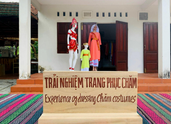 Thổ cẩm Chăm đã tạo được sức sống, là loại hình dịch vụ trải nghiệm mới cho du khách. Thổ cẩm Chăm đã tạo được sức sống, là loại hình dịch vụ trải nghiệm mới cho du khách.