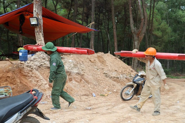 Trụ cột điện ở địa hình hiểm trở, máy móc không thể vào, công nhân phải làm việc thủ công Trụ cột điện ở địa hình hiểm trở, máy móc không thể vào, công nhân phải làm việc thủ công