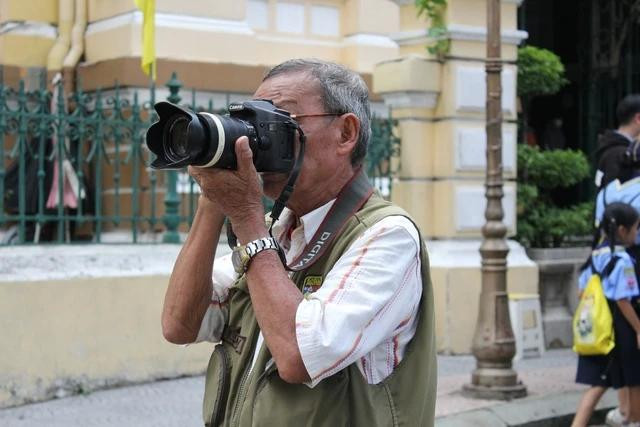 Ông Diên là thợ ảnh lớn tuổi nhất trong nhóm thợ ở khu vực Bưu điện Thành phố hiện nay Ông Diên là thợ ảnh lớn tuổi nhất trong nhóm thợ ở khu vực Bưu điện Thành phố hiện nay