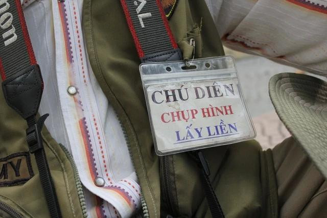 Ông Diên cho biết chiếc bảng tên này đã gắn bó với ông hơn chục năm Ông Diên cho biết chiếc bảng tên này đã gắn bó với ông hơn chục năm