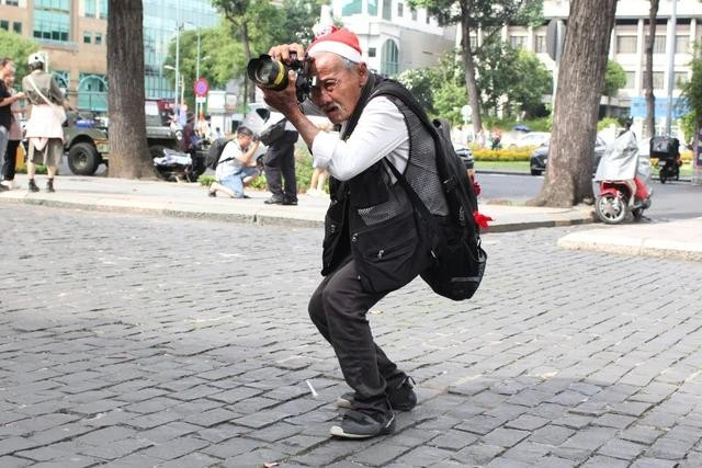 Ông Liêm thấy biết ơn vì chính tình người TP.HCM đã giúp ông sống lại thời hoàng kim của nghề chụp ảnh dạo Ông Liêm thấy biết ơn vì chính tình người TP.HCM đã giúp ông sống lại thời hoàng kim của nghề chụp ảnh dạo