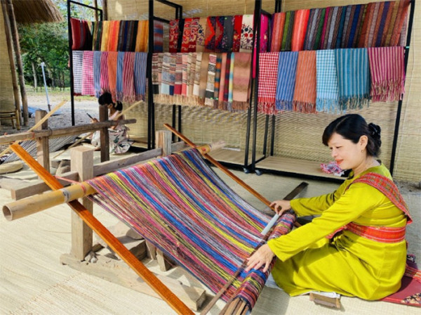 Nghệ nhân dệt thổ cẩm Chăm Pa ở Mỹ Sơn. Nghệ nhân dệt thổ cẩm Chăm Pa ở Mỹ Sơn.