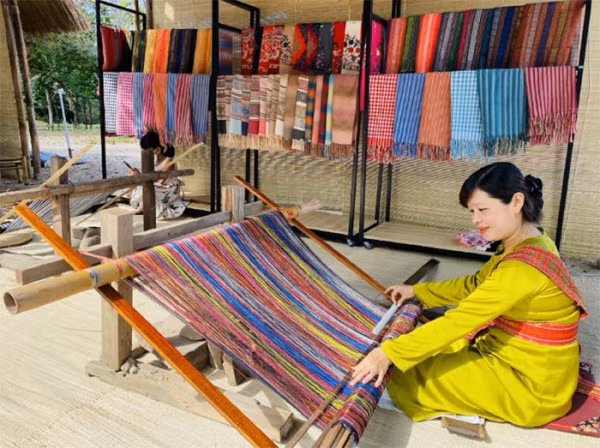 Nghệ nhân dệt thổ cẩm Chăm Pa ở Mỹ Sơn. Nghệ nhân dệt thổ cẩm Chăm Pa ở Mỹ Sơn.