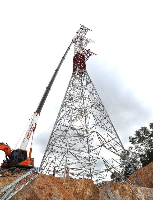 Cột 329 đang dần hoàn thiện trong giai đoạn nước rút. Ảnh: Cảnh Huệ Cột 329 đang dần hoàn thiện trong giai đoạn nước rút. Ảnh: Cảnh Huệ