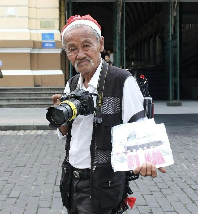 Người thợ chụp ảnh dạo tự tin nói rằng mình đã có một đời làm nghề thành công Người thợ chụp ảnh dạo tự tin nói rằng mình đã có một đời làm nghề thành công