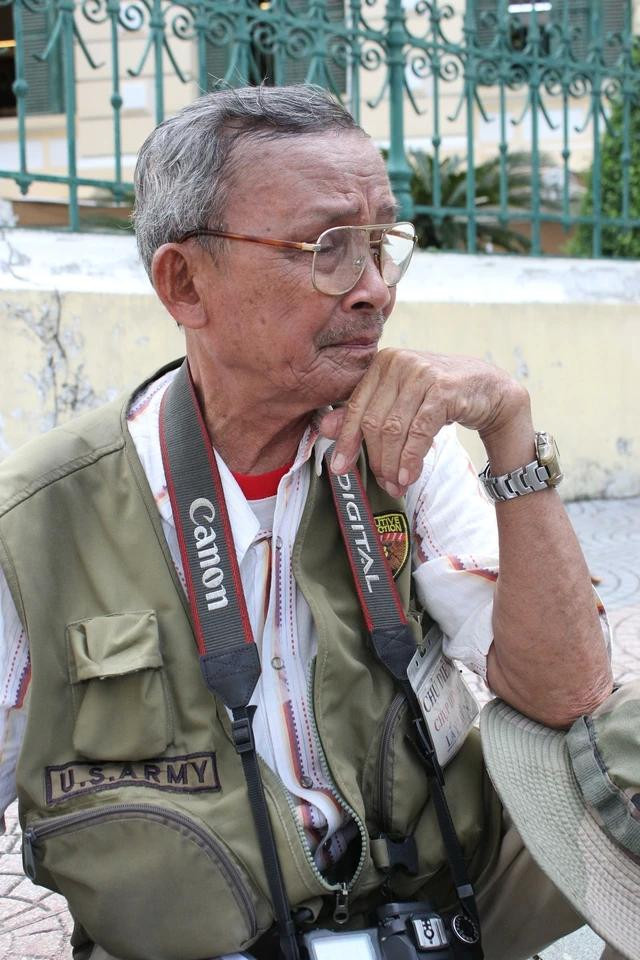 Người thợ ảnh xúc động khi kể về những kỉ niệm đáng nhớ trong mấy chục năm làm nghề của mình Người thợ ảnh xúc động khi kể về những kỉ niệm đáng nhớ trong mấy chục năm làm nghề của mình