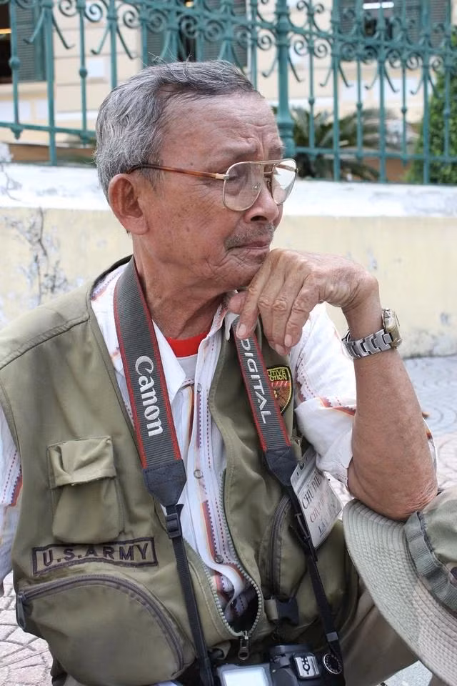 Người thợ ảnh xúc động khi kể về những kỉ niệm đáng nhớ trong mấy chục năm làm nghề của mình