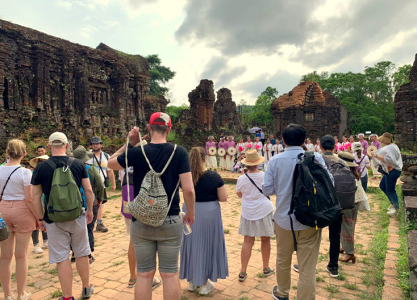 Du khách quốc tế tham quan Di Sản Văn Hóa Thế giới Mỹ Sơn. Du khách quốc tế tham quan Di Sản Văn Hóa Thế giới Mỹ Sơn.