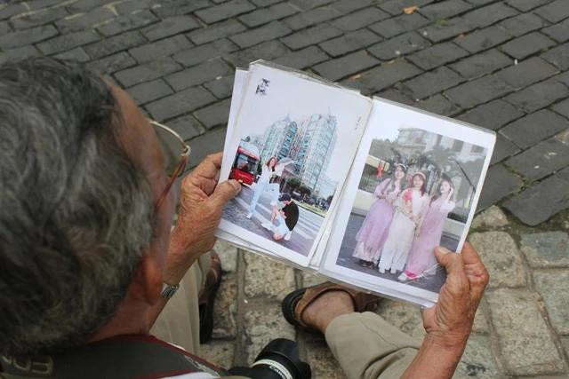 Mỗi bức hình ông Diên chụp có giá từ 30.000 đến 50.000 đồng tùy kích thước Mỗi bức hình ông Diên chụp có giá từ 30.000 đến 50.000 đồng tùy kích thước