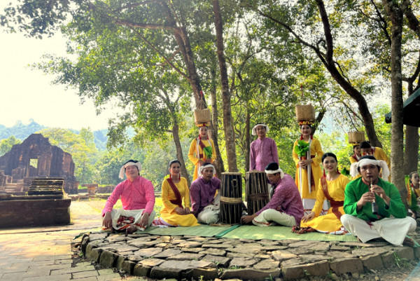 Màu sắc và hoa văn thổ cẩm Chăm Pa mang đến sức sống mới cho những ngôi tháp cổ. Màu sắc và hoa văn thổ cẩm Chăm Pa mang đến sức sống mới cho những ngôi tháp cổ.