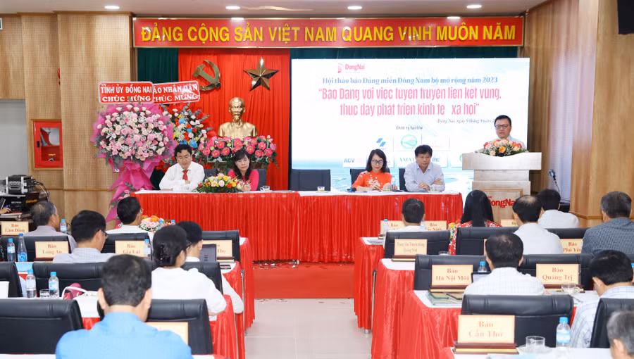 Đồng chí Lê Quốc Minh-Ủy viên Trung ương Đảng, Tổng Biên tập Báo Nhân dân, Phó trưởng ban Tuyên giáo Trung ương, Chủ tịch Hội Nhà Báo Việt Nam phát biểu chỉ đạo tại hội thảo. Ảnh: Minh Nguyễn