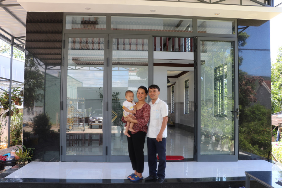 Từ vốn vay của Ngân hàng CSXH, vợ chồng anh Trần Công Quân (thôn An Thượng 2, xã Song An) đã xây dựng được căn nhà khang trang. Ảnh: Ngọc Minh Từ vốn vay của Ngân hàng CSXH, vợ chồng anh Trần Công Quân (thôn An Thượng 2, xã Song An) đã xây dựng được căn nhà khang trang. Ảnh: Ngọc Minh