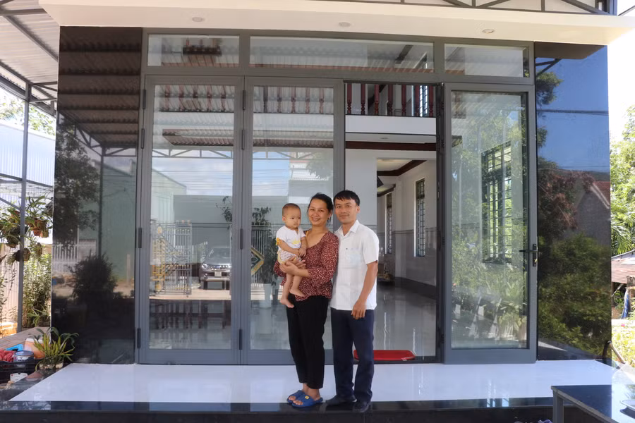 Từ vốn vay của Ngân hàng CSXH, vợ chồng anh Trần Công Quân (thôn An Thượng 2, xã Song An) đã xây dựng được căn nhà khang trang. Ảnh: Ngọc Minh