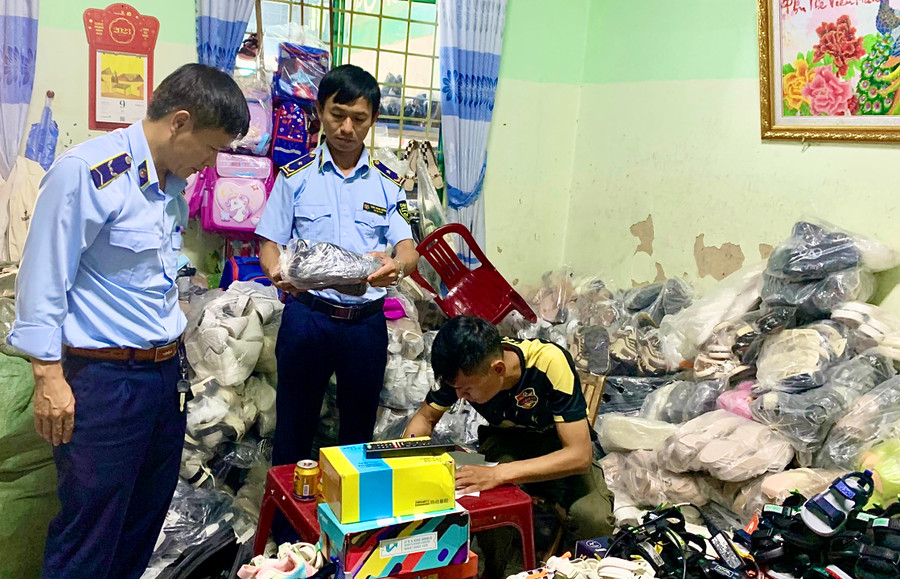 Hoạt động mua bán hàng giả mạo nhãn hiệu gia tăng mạnh trong những tháng đầu năm 2023 (ảnh Cục Quản lý thị trường tỉnh cung cấp). Hoạt động mua bán hàng giả mạo nhãn hiệu gia tăng mạnh trong những tháng đầu năm 2023 (ảnh Cục Quản lý thị trường tỉnh cung cấp).