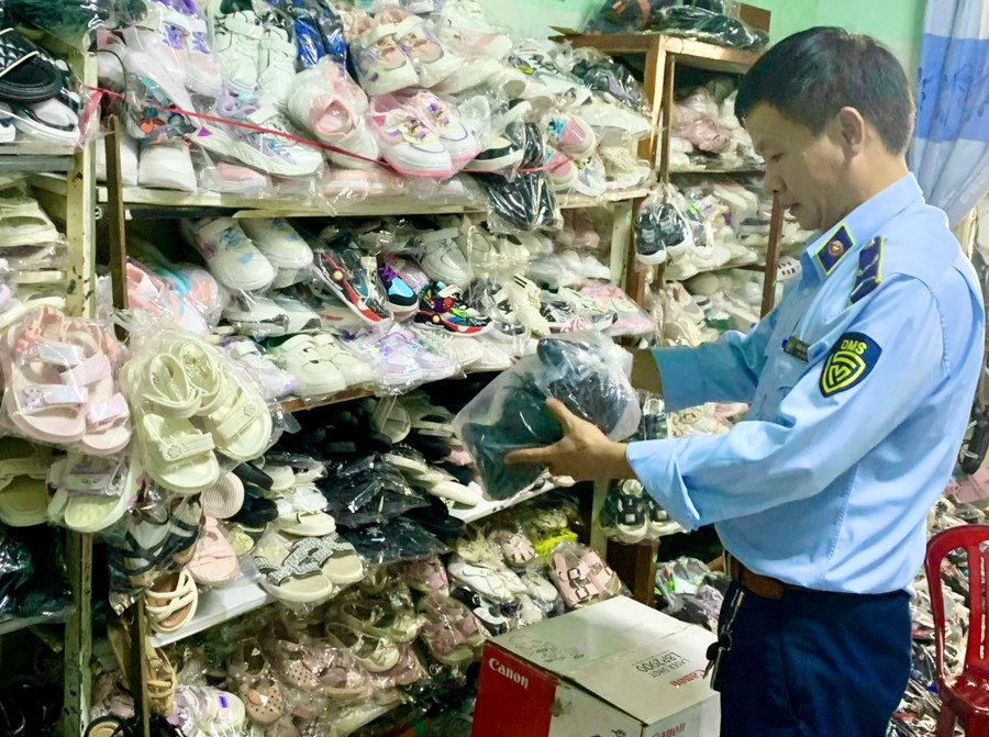 Nhu cầu phát triển sản xuất, tiêu dùng dịp cuối năm sẽ tăng cao, do đó hoạt động buôn lậu, gian lận thương mại và hàng giả sẽ tiếp tục diễn biến phức tạp (ảnh Cục Quản lý thị trường tỉnh cung cấp). Nhu cầu phát triển sản xuất, tiêu dùng dịp cuối năm sẽ tăng cao, do đó hoạt động buôn lậu, gian lận thương mại và hàng giả sẽ tiếp tục diễn biến phức tạp (ảnh Cục Quản lý thị trường tỉnh cung cấp).