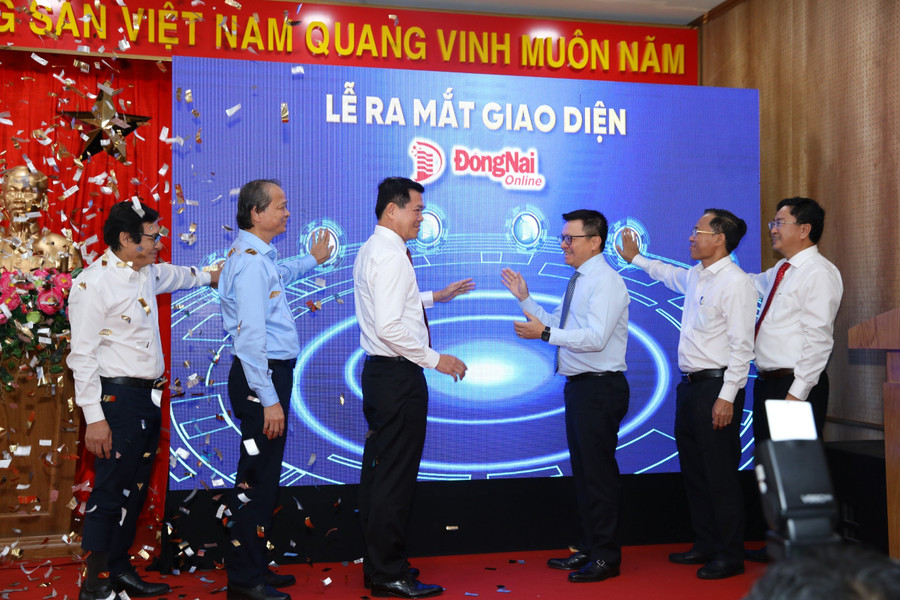 Các đại biểu thực hiện nghi thức ra mắt giao diện mới của Báo Điện tử Đồng Nai. Ảnh: Minh Nguyễn