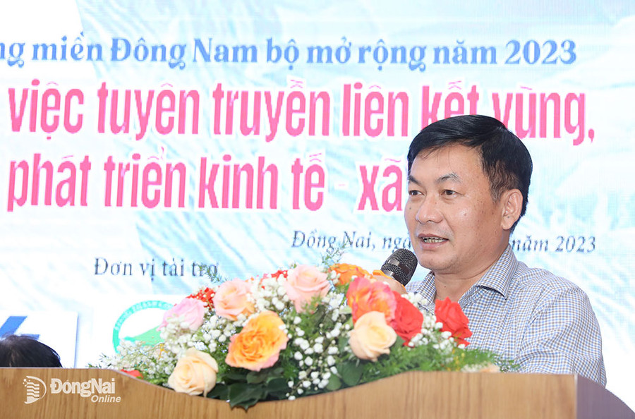 Tổng Biên tập Báo Gia Lai Huỳnh Kiên đề xuất một số giải pháp nâng cao chất lượng công tác tuyên truyền của báo Đảng địa phương đối với liên kết vùng. Ảnh: Minh Nguyễn