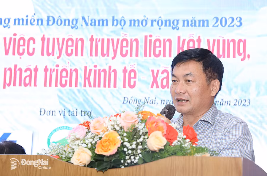 Tổng Biên tập Báo Gia Lai Huỳnh Kiên đề xuất một số giải pháp nâng cao chất lượng công tác tuyên truyền của báo Đảng địa phương đối với liên kết vùng. Ảnh: Minh Nguyễn