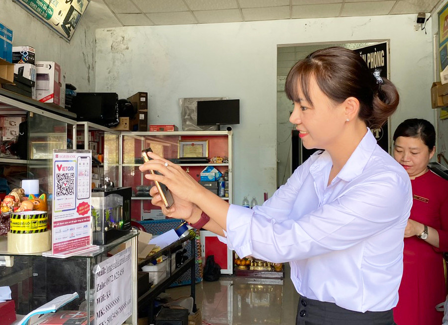 Các ngân hàng đang tập trung chuyển đổi số nhằm gia tăng tiện ích, trải nghiệm khách hàng và tăng khả năng cạnh tranh. Ảnh: Sơn Ca Các ngân hàng đang tập trung chuyển đổi số nhằm gia tăng tiện ích, trải nghiệm khách hàng và tăng khả năng cạnh tranh. Ảnh: Sơn Ca