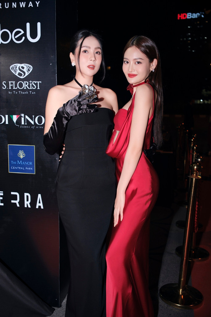 Diễn viên Thùy Anh khoe đường cong với đầm đỏ - Ảnh 7.