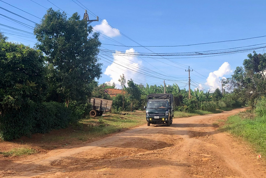 Tỉnh lộ 666 là tuyến đường chính đi qua xã Kon Thụp đang bị hư hỏng nặng, gây khó khăn cho người dân đi lại. Ảnh: L.N