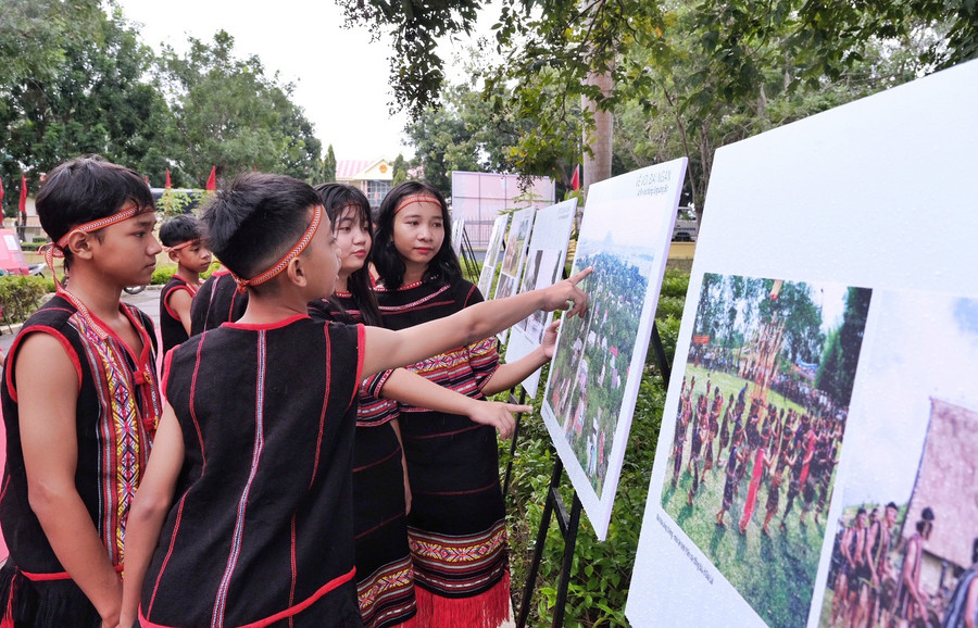 Thế hệ trẻ người dân tộc thiểu số sẽ là những &quot;Thủ lĩnh của sự thay đổi&quot; xóa bỏ những hủ tục lạc hậu trong gia đình, cộng đồng. Ảnh: Minh Châu