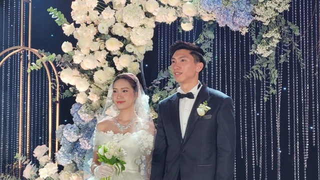 Cô dâu chú rể lung linh, rạng ngời trong bữa tiệc. Ảnh: CÙ HIỀN Cô dâu chú rể lung linh, rạng ngời trong bữa tiệc. Ảnh: CÙ HIỀN