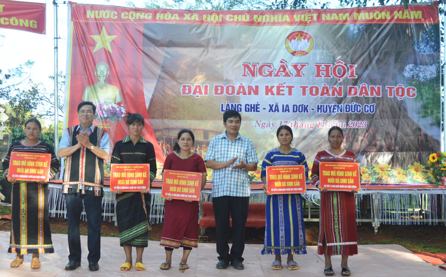 Bí thư Huyện ủy Đức Cơ Phạm Văn Cường (thứ 2 từ trái sang) và Phó Chủ tịch Ủy ban MTTQ Việt Nam huyện trao mô hình sinh kế cho hộ nghèo của làng. Ảnh: P.D Bí thư Huyện ủy Đức Cơ Phạm Văn Cường (thứ 2 từ trái sang) và Phó Chủ tịch Ủy ban MTTQ Việt Nam huyện trao mô hình sinh kế cho hộ nghèo của làng. Ảnh: P.D