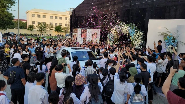 Đám cưới nhận được sự quan tâm của người dân địa phương. Ảnh: CÙ HIỀN Đám cưới nhận được sự quan tâm của người dân địa phương. Ảnh: CÙ HIỀN